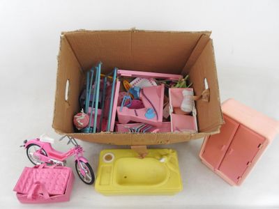 une boîte en carton remplie de jouets et une moto rose