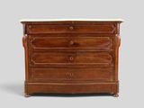 une commode ancienne avec un plateau en marbre sur fond gris