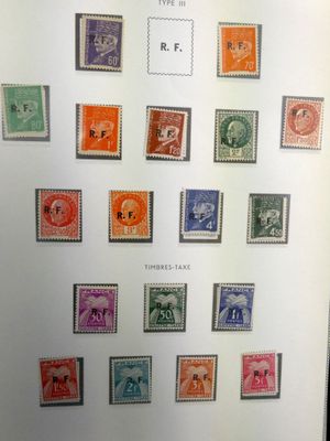 une photo d'une photo d'une collection de timbres