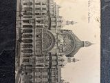 une image représentant une photo en noir et blanc d'un bâtiment