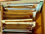 une boîte remplie de vieilles lettres et d'enveloppes posée sur une table