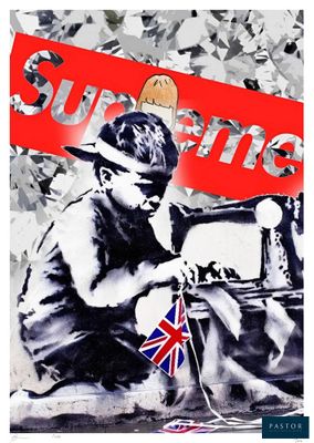 tableau représentant un garçon assis devant une machine à coudre sur laquelle est accroché un drapeau britannique