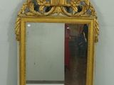 un miroir posé sur un support dans une pièce
