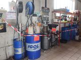 De nombreux fûts de gaz sont alignés sur le sol