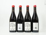 trois bouteilles de vin sont alignées sur une table