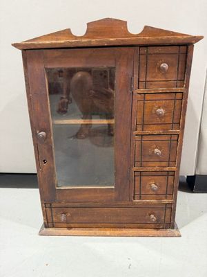 Armoire à poupée en bois naturel oouvrant par une porte vitr…
