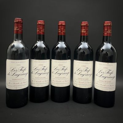quatre bouteilles de vin rouge sont alignées