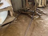 plusieurs pièces de bois sont empilées dans une pièce