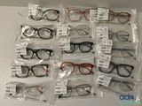 de nombreuses paires de lunettes exposées sur la table