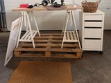 une photo d'un établi fabriqué à partir de palettes