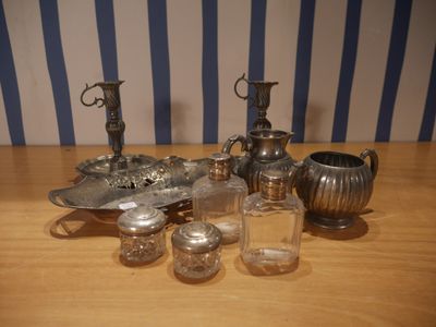 de nombreux objets en argent posés sur une table en bois