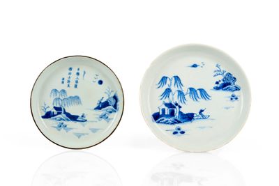deux assiettes bleues et blanches ornées de motifs sur fond blanc