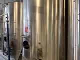 une grande cuve métallique située à l'intérieur d'un bâtiment