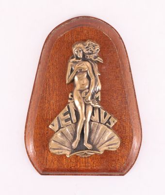 plaque en bois représentant une femme tenant un coquillage sur lequel est inscrit le mot « amour »
