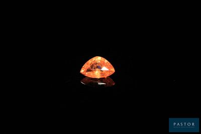 un diamant orange dans l'obscurité