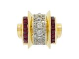 un gros plan d'une bague en or sertie de diamants et de pierres rouges