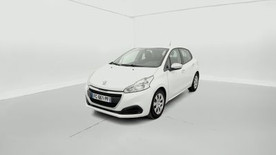 Une voiture blanche est garée dans une pièce blanche au sol blanc.