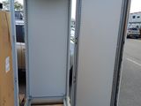 une armoire métallique dont la porte était ouverte, au bord de la route