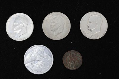 quatre types différents de pièces d'argent sur un fond noir