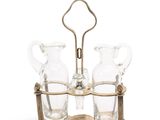 deux pichets en verre transparent posés sur un socle en bois