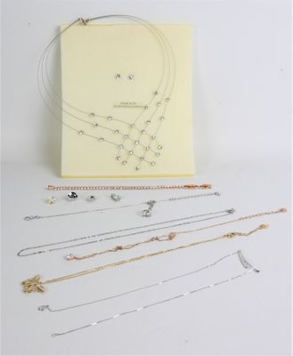 un assortiment de colliers et de bracelets posés sur un fond blanc