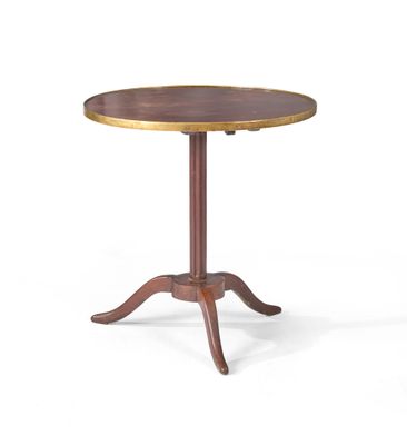 une petite table avec un plateau et un piètement en bois