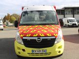 une camionnette jaune et rouge garée sur un parking