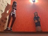 deux statues accrochées au mur d'un restaurant