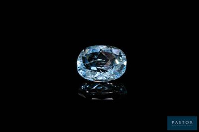 gros plan d'un diamant bleu sur une surface noire