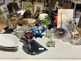 une table sur laquelle se trouvent de nombreux objets