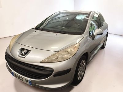 La voiture argentée est garée dans la pièce blanche de l'immeuble.