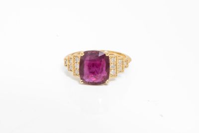 une bague en tourmaline rose et diamant