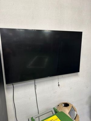 un téléviseur à écran plat fixé au mur d'une pièce