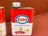 deux bidons d'huile d'essences et une clé de voiture sur une table