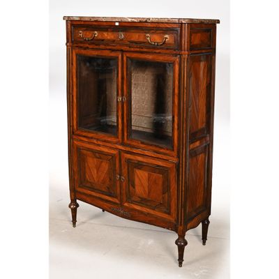 une image d'une armoire en bois avec des portes en verre