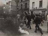 photographie en noir et blanc d'un groupe de personnes marchant dans une rue