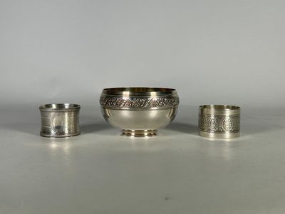 un ensemble d'argenterie comprenant un bol, des tasses et des cuillères