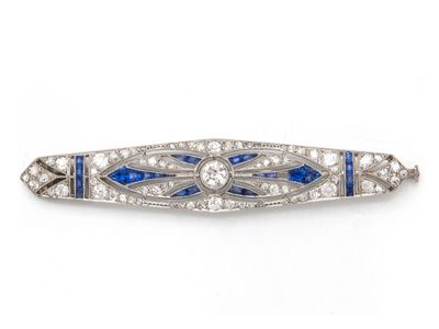 une broche-barre Art déco sertie de diamants et de saphirs