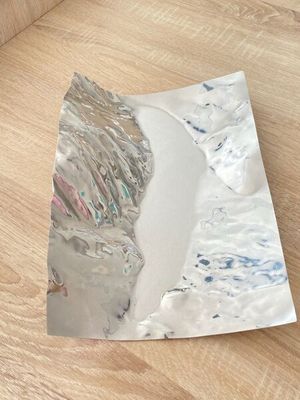un morceau de papier d'aluminium posé sur une table en bois