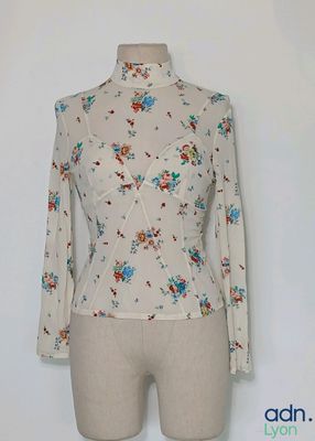 le haut d'un mannequin orné d'un motif floral