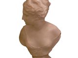 buste en marbre représentant une femme, posé sur un socle, sur fond blanc