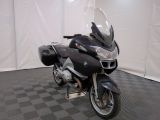 une moto qui est garée dans une pièce dont le sol est en damier