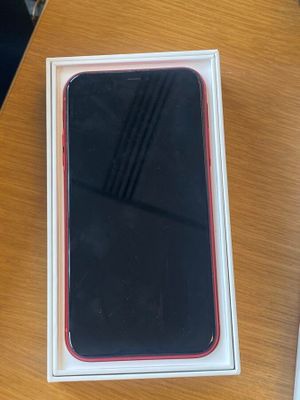 une boîte contenant un téléphone sur une table