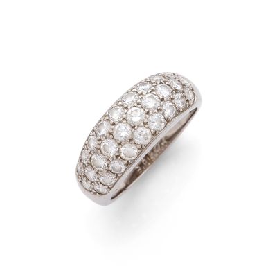 une bague en diamant et or blanc