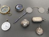 de nombreux modèles de montres de poche et d'autres objets posés sur la table
