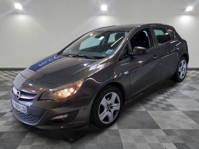 la photo d'une voiture garée dans un garage