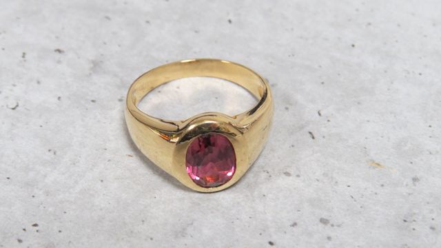 Bague en or jaune 750 millièmes ornée au centre d'une pierre fine...