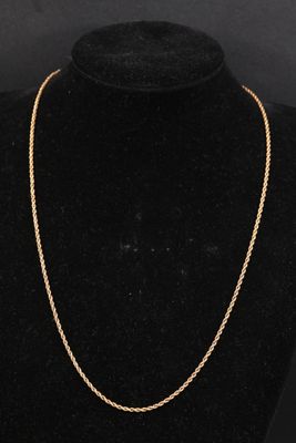 un collier à chaîne en or sur un mannequin mannequin mannequin mannequin mannequin mannequin mannequin mannequin mannequin mannequin