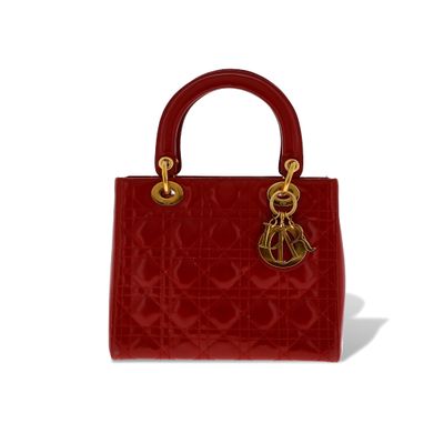 un sac à main rouge avec des finitions dorées sur la poignée