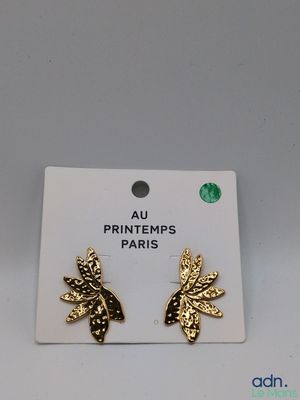une paire de boucles d'oreilles en or ornées de feuilles